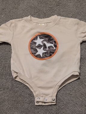 Garanimals Beige One-Piece Bodysuit with Star & Dog Graphic. 6-9 Months